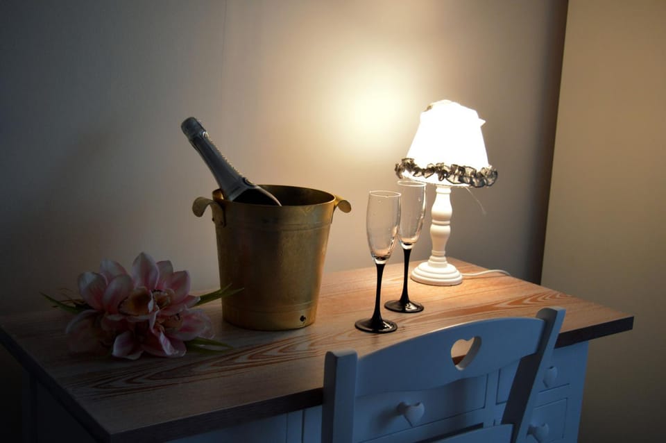 Photo of the whole room, Decorative detail, Bedroom, Alcoholic drinks, Non alcoholic drinks
