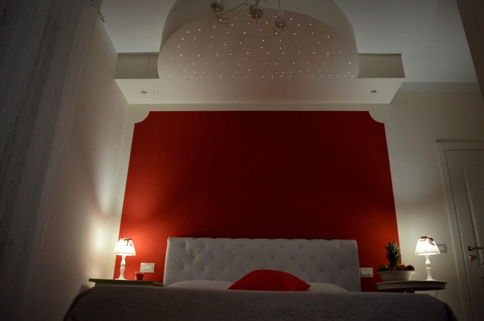 Shower, Toilet, Bathroom, TV and multimedia, Photo of the whole room, Decorative detail, Bedroom, Area and facilities