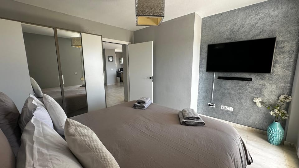Bed, TV and multimedia, Photo of the whole room, Bedroom