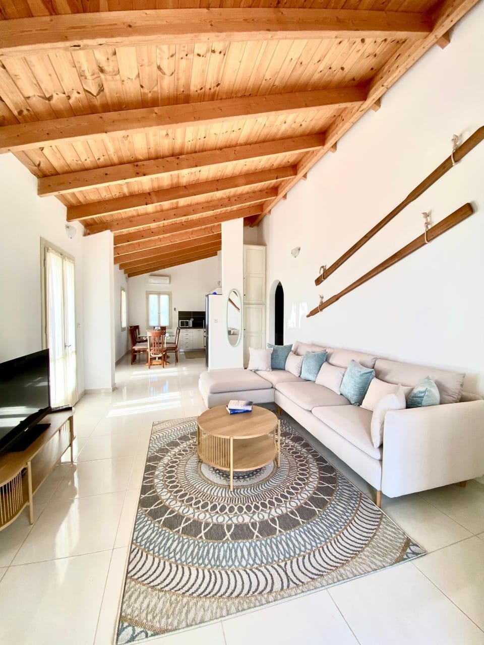 TV and multimedia, Living room, Seating area, air conditioner