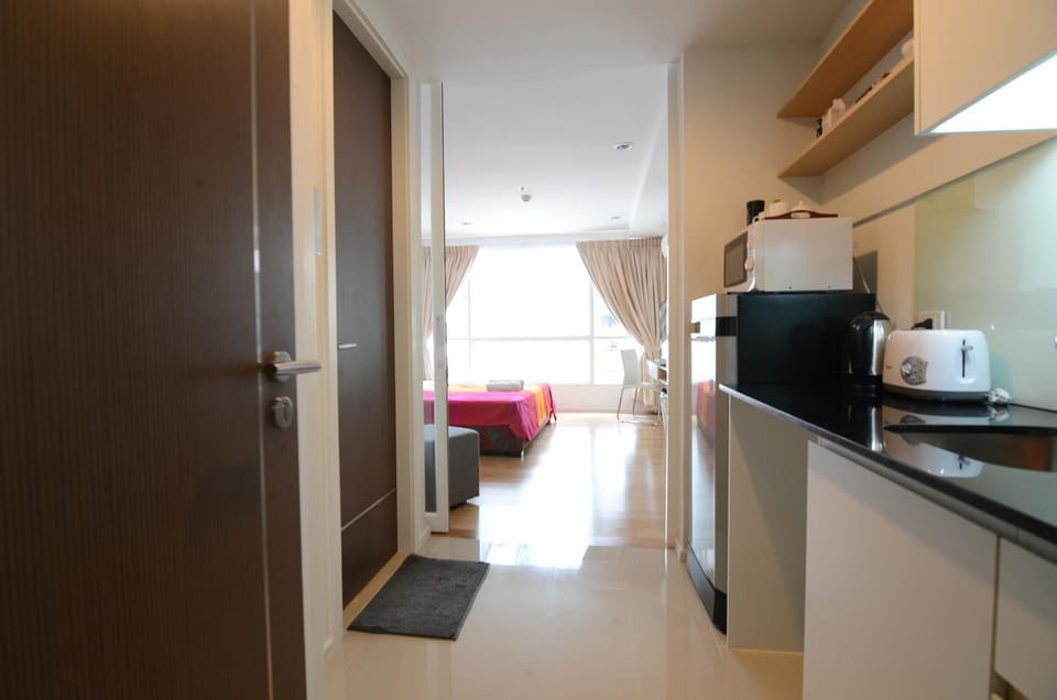 Kitchen or kitchenette, minibar, stove