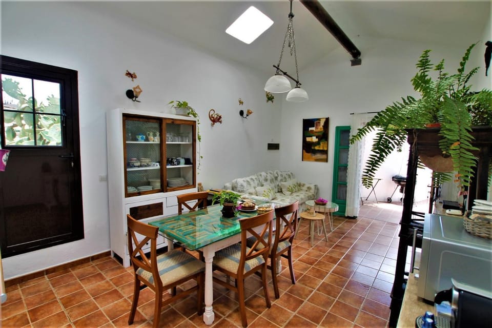 Kitchen or kitchenette, Seating area, Dining area