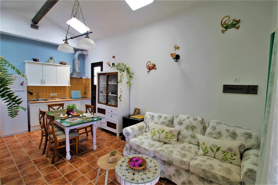 Kitchen or kitchenette, Seating area, Dining area
