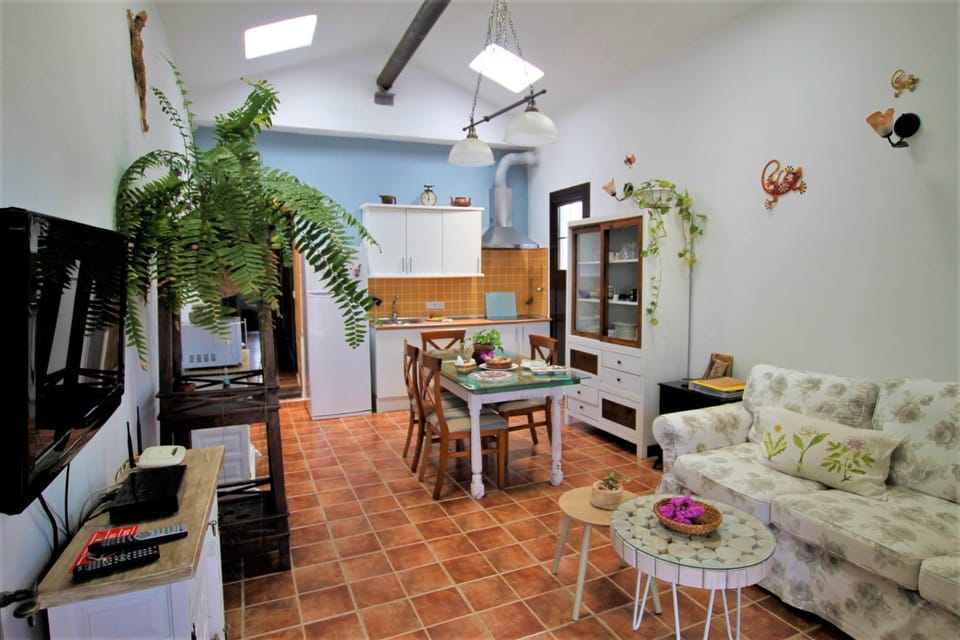 Kitchen or kitchenette, Seating area, Dining area