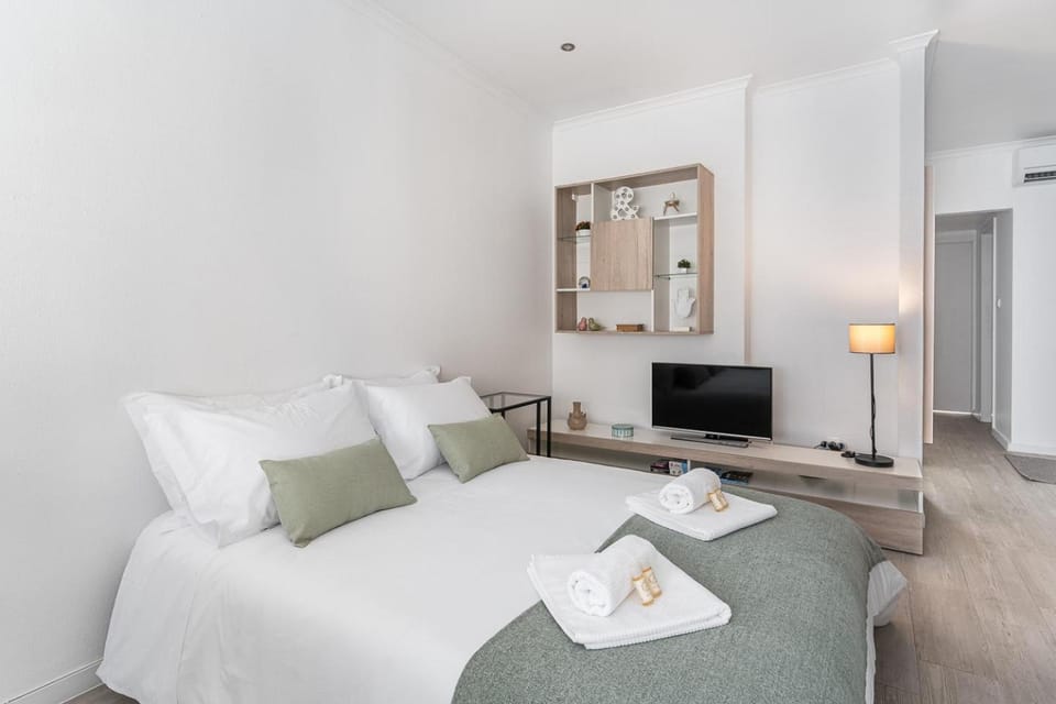 Bed, TV and multimedia, Living room