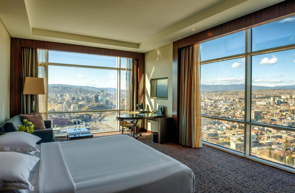 View (from property/room), Seating area, Bedroom, City view