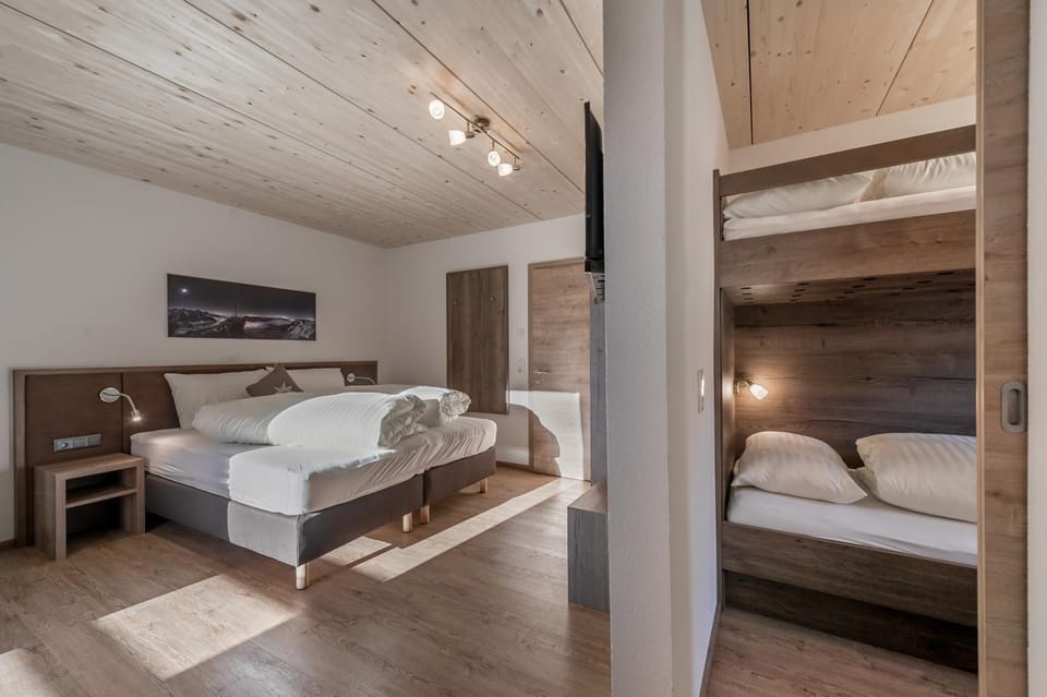 Bedroom, bunk bed