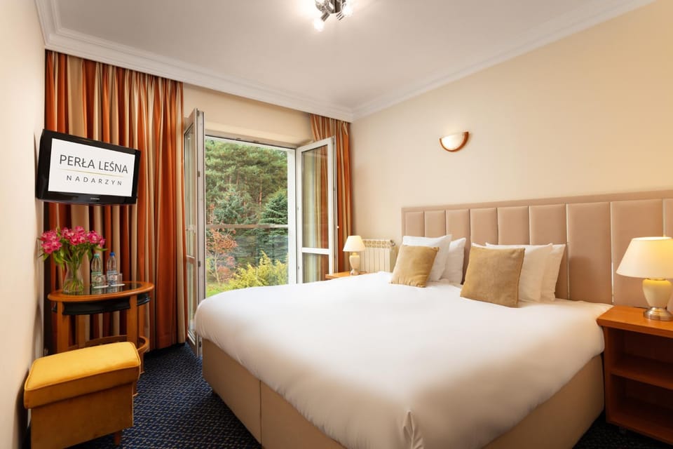 Bed, Property logo or sign, TV and multimedia, View (from property/room), Photo of the whole room, Decorative detail, Seating area, Logo/Certificate/Sign, Bedroom, Garden view, Area and facilities, hair dresser, locker