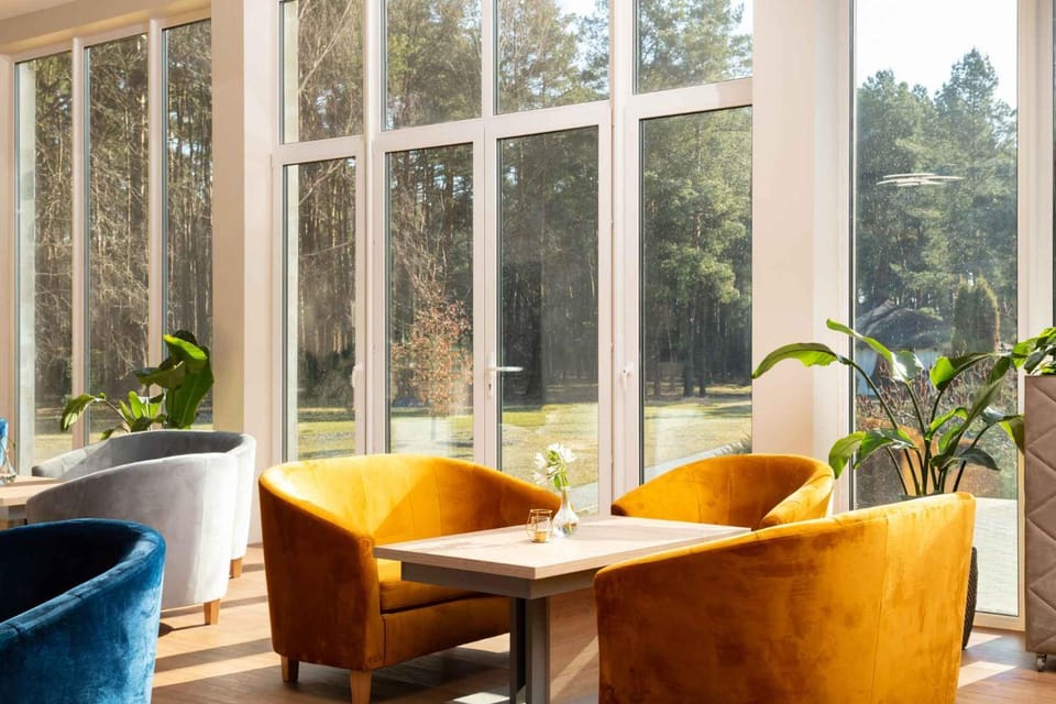 Staff, Restaurant/places to eat, Garden, View (from property/room), Living room, Lounge or bar, Seating area, Garden view, Area and facilities