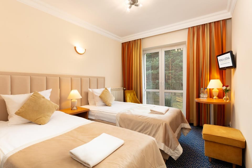 Bed, TV and multimedia, View (from property/room), Photo of the whole room, Logo/Certificate/Sign, Bedroom, Garden view, Area and facilities, locker, towels