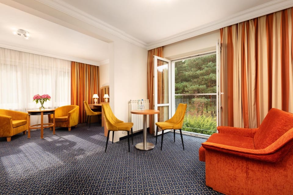 View (from property/room), Photo of the whole room, Seating area, Dining area, Garden view, Area and facilities, Family, internet, locker, room service