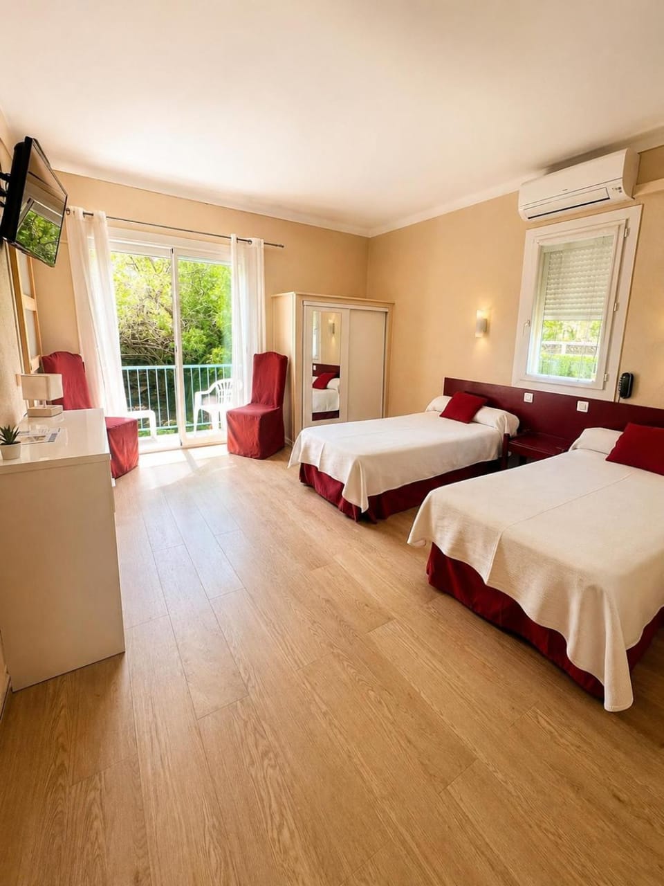 Bed, Photo of the whole room, Bedroom