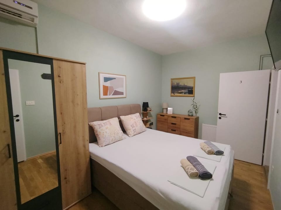 Bed, Bedroom, wardrobe, air conditioner