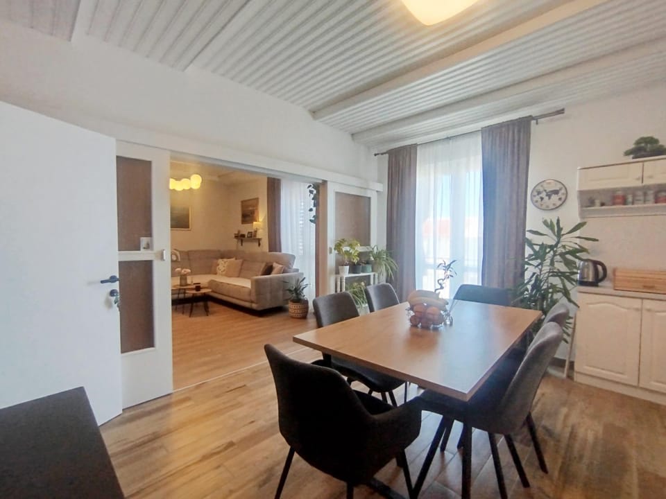 Kitchen or kitchenette, Living room, Seating area, Dining area