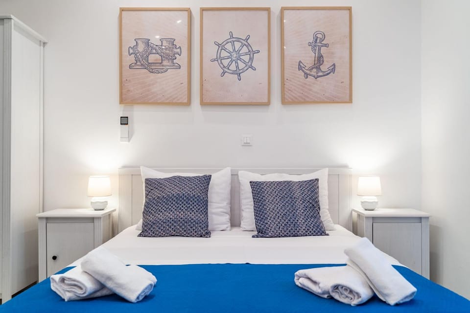 Bed, Decorative detail, Decorative detail, Bedroom