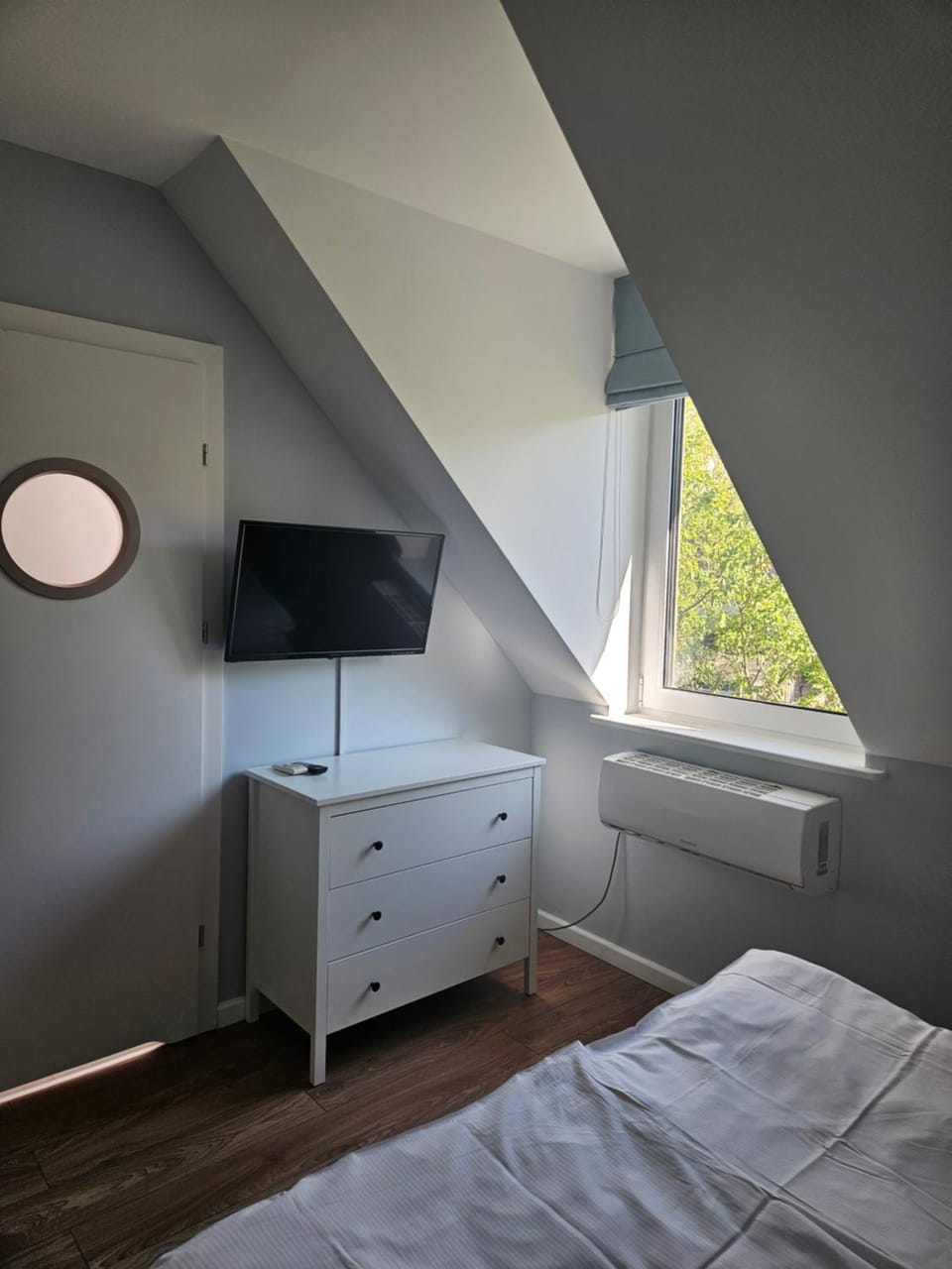 Bed, TV and multimedia, Photo of the whole room