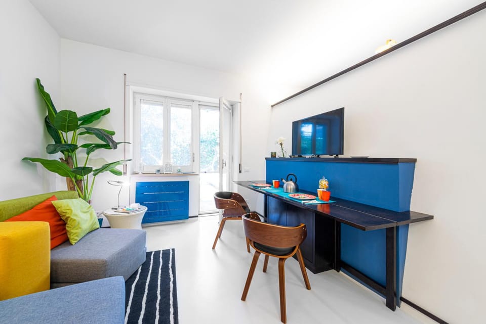 TV and multimedia, Living room, Other, Decorative detail, Seating area, Dining area, Pool view