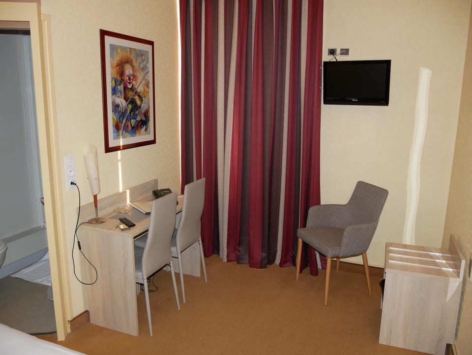 Logis Hôtel Le Lion d'Or Hotel in Centre-Val de Loire