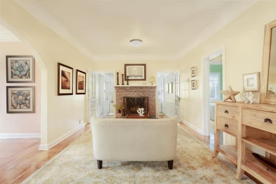 Casa Paradiso - A Sun Drenched Escape with Poolside Cabana Charm House in West Palm Beach
