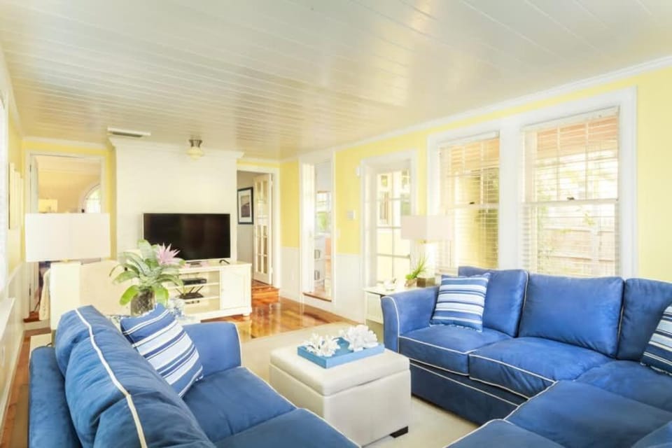 Casa Paradiso - A Sun Drenched Escape with Poolside Cabana Charm House in West Palm Beach