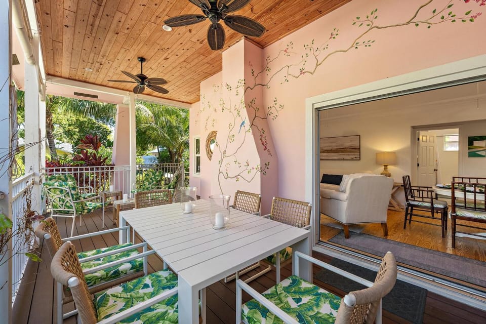 Nini's Cottage - Family-Friendly Pool Days and Cabana Nights Await House in West Palm Beach