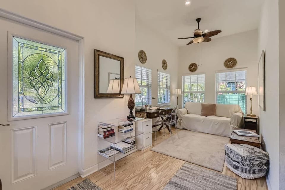 Nini's Cottage - Family-Friendly Pool Days and Cabana Nights Await House in West Palm Beach