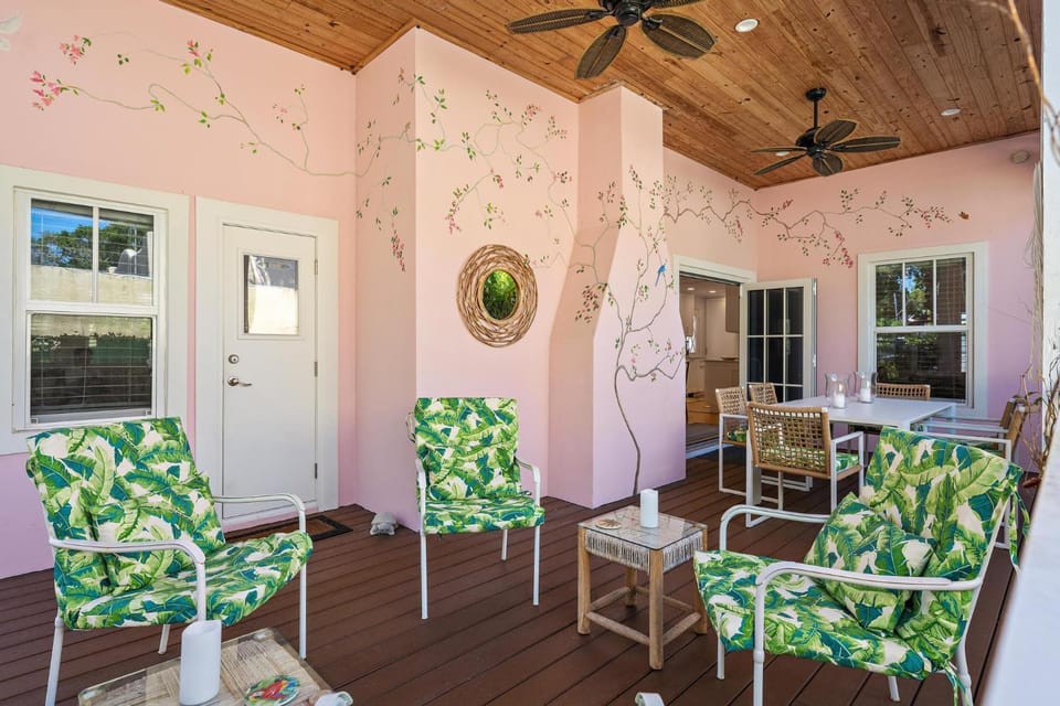 Nini's Cottage - Family-Friendly Pool Days and Cabana Nights Await House in West Palm Beach