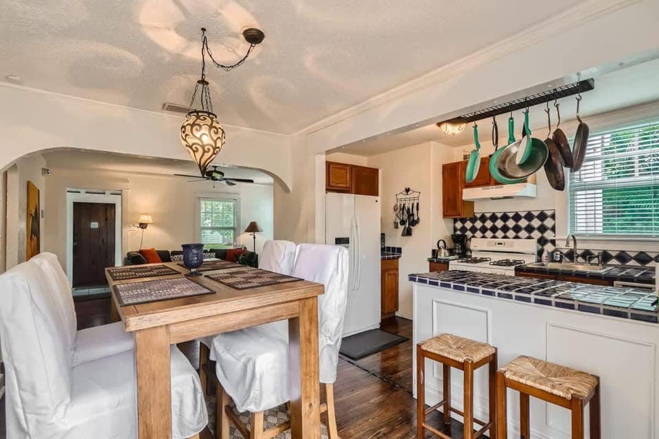 Casa Blanca - Chic Spanish-Style Cottage with Private Courtyard House in West Palm Beach