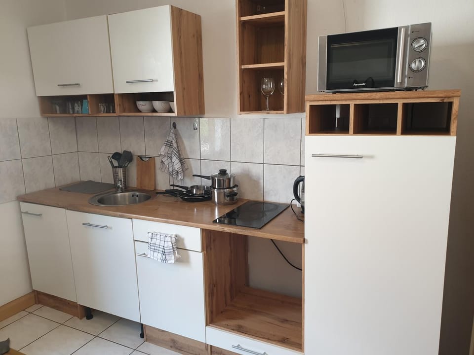 Kitchen or kitchenette, minibar, stove