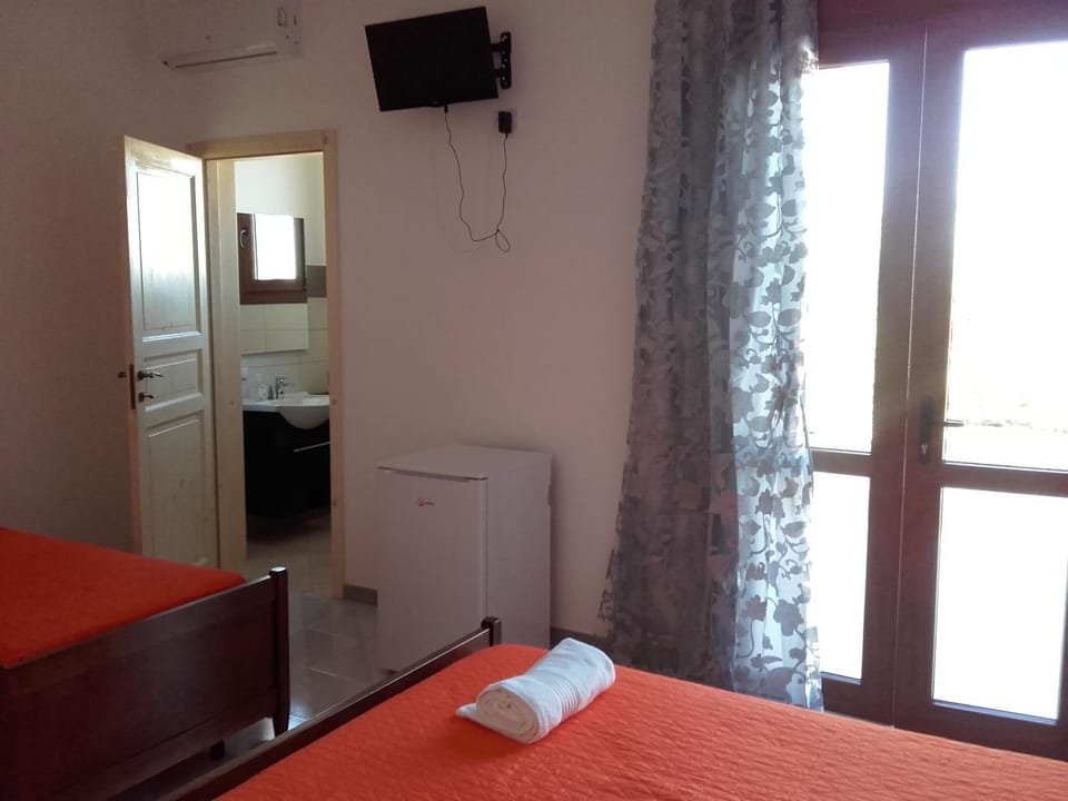 Bed, Bathroom, TV and multimedia, Photo of the whole room, Bedroom, towels, air conditioner