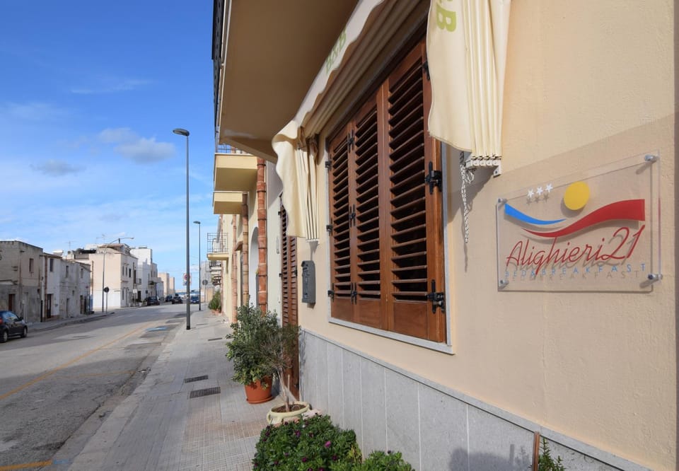 Facade/entrance, Property logo or sign, Neighbourhood, City view, Street view