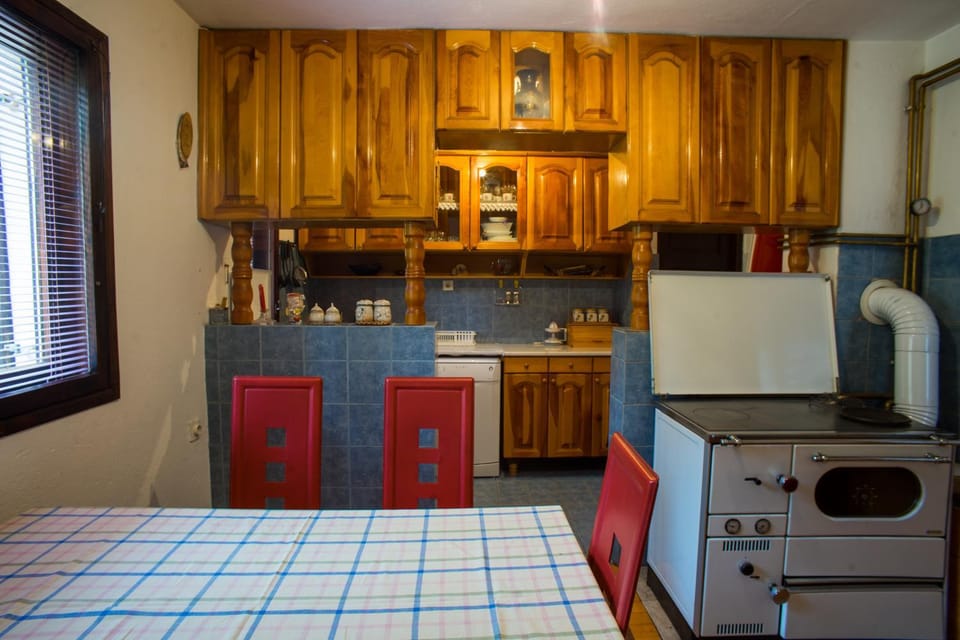Kitchen or kitchenette, Dining area