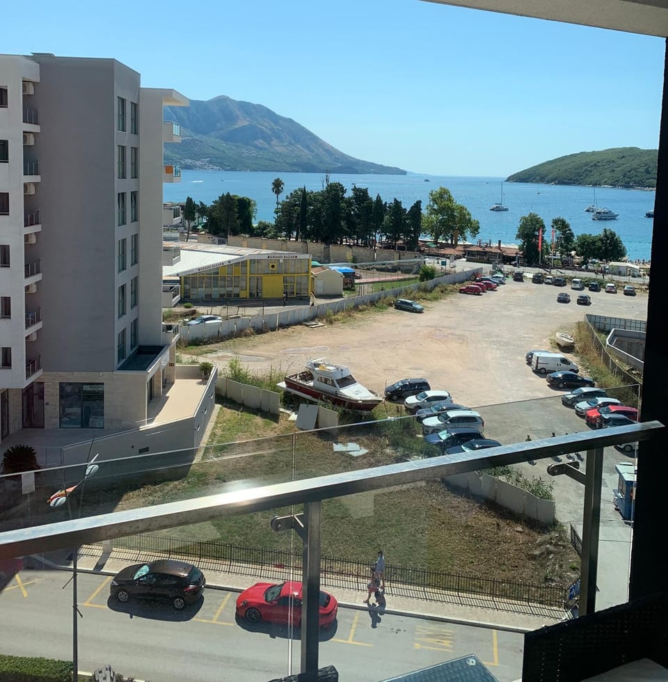 Balcony/Terrace, Street view