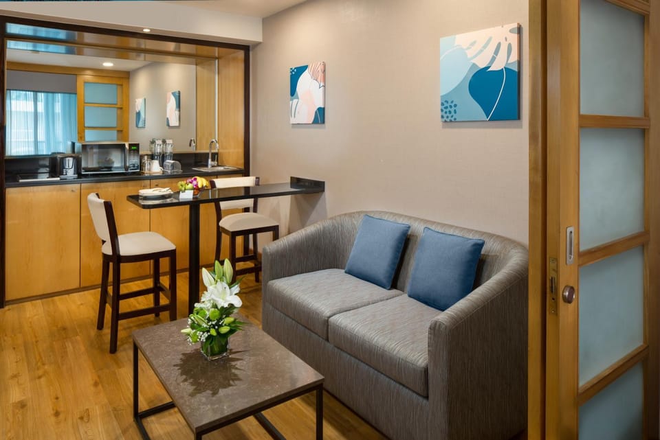 Kitchen or kitchenette, Living room, Seating area, Dining area, minibar