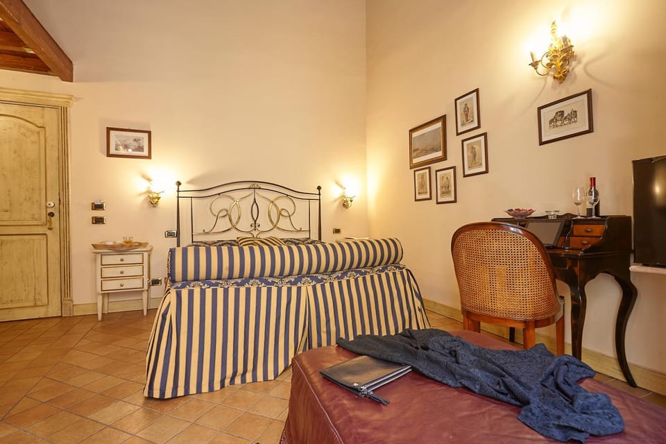 Nearby landmark, Coffee/tea facilities, Photo of the whole room, Evening entertainment, Bedroom, Non alcoholic drinks
