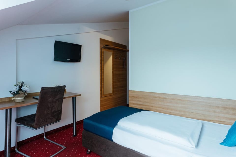 Bed, TV and multimedia, Photo of the whole room