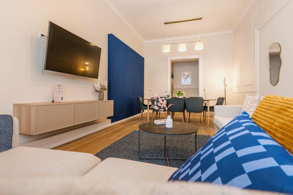 Communal lounge/ TV room, TV and multimedia, Living room, Seating area, Dining area, Evening entertainment