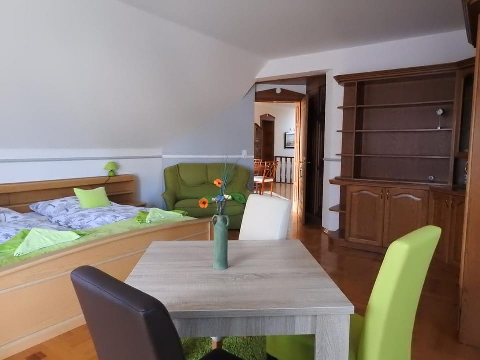 Photo of the whole room, Seating area
