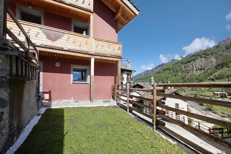 Property building, Day, Garden