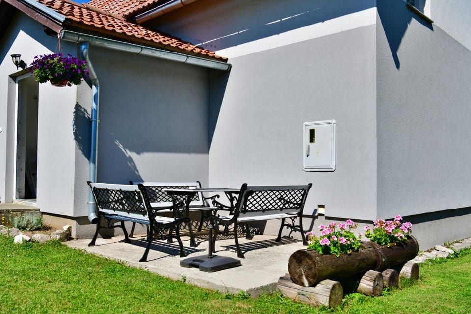 Property building, Patio, Spring, Day, Garden, Garden view