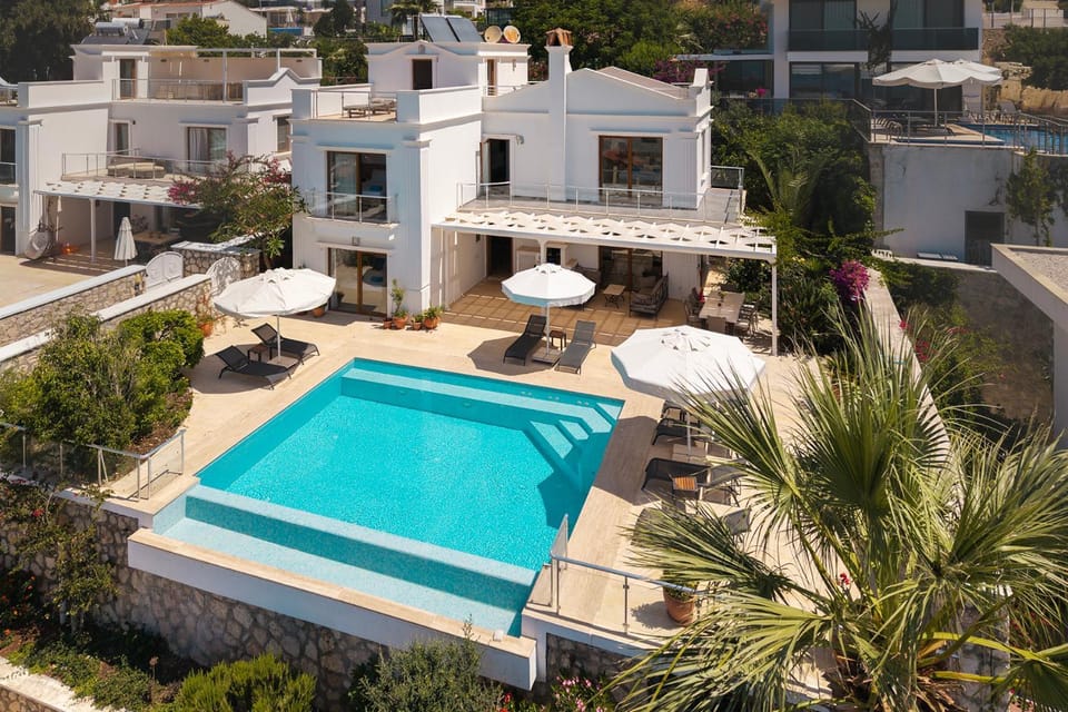 Property building, Patio, Day, Bird's eye view, Pool view, Swimming pool, sunbed