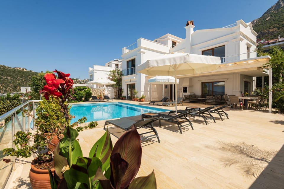 Property building, Day, Balcony/Terrace, Swimming pool