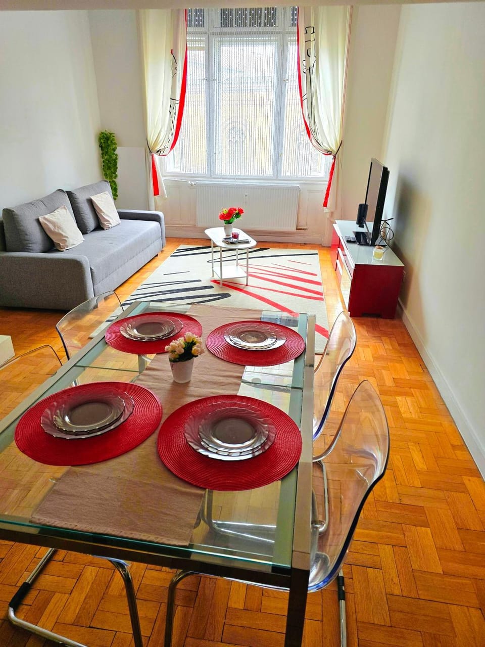TV and multimedia, Living room, Seating area, Dining area