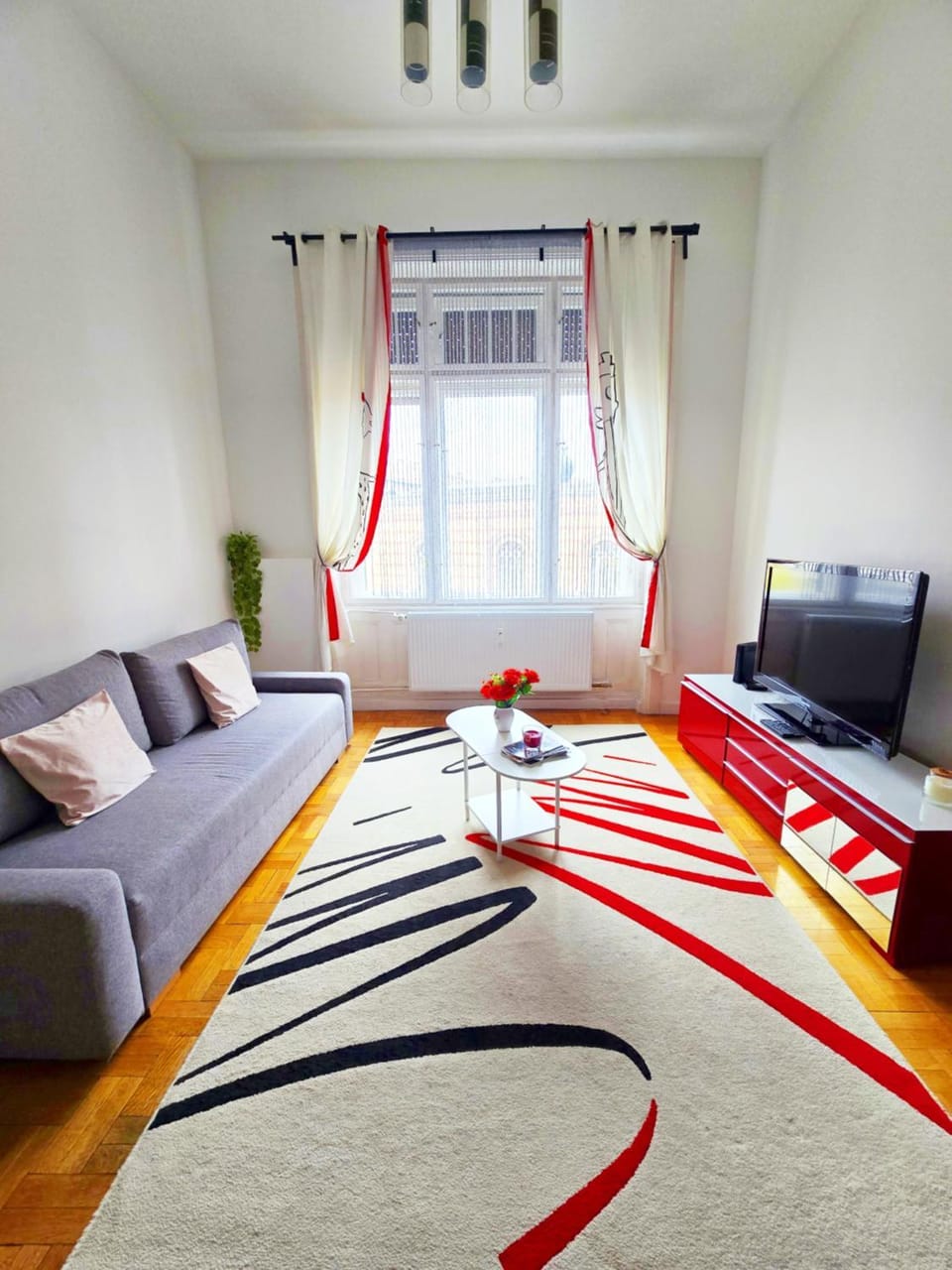 Bed, TV and multimedia, Living room, Seating area, Landmark view