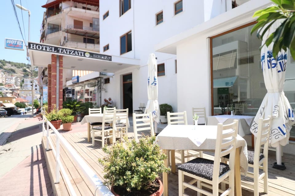 Restaurant/places to eat, Lounge or bar