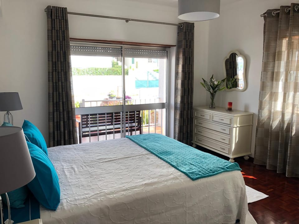 Bed, Photo of the whole room, Bedroom, Street view