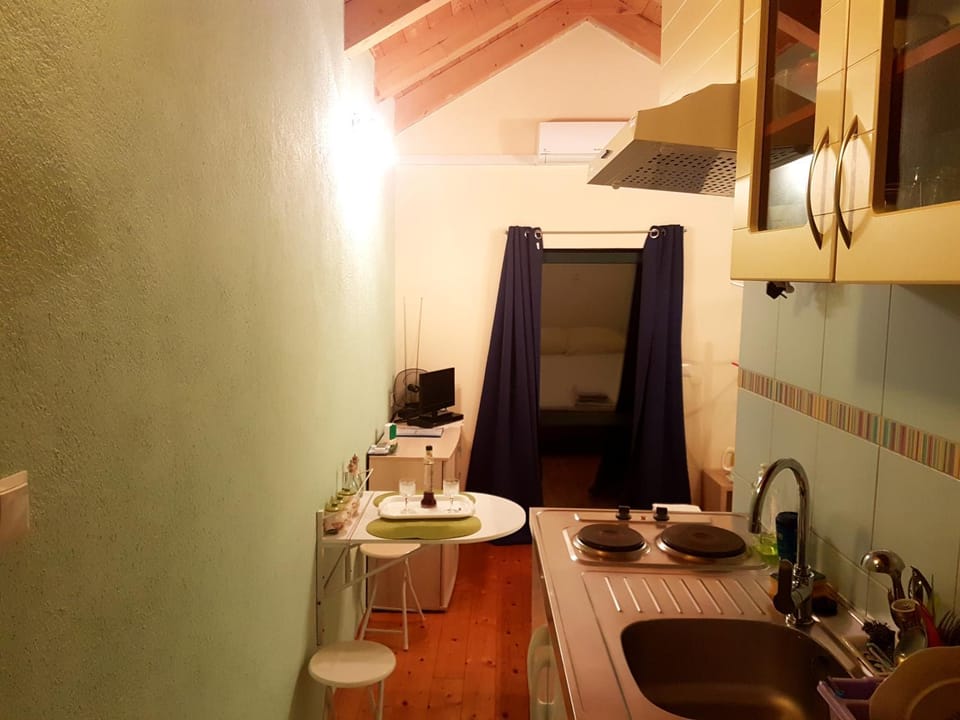 Coffee/tea facilities, Kitchen or kitchenette, Dining area