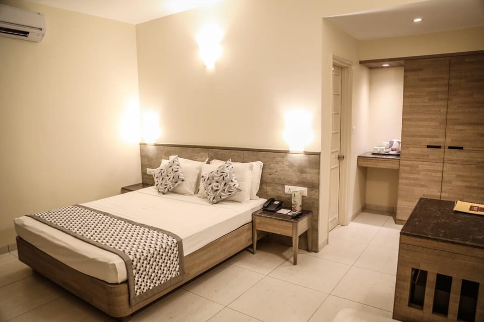 Bedroom, wardrobe, air conditioner