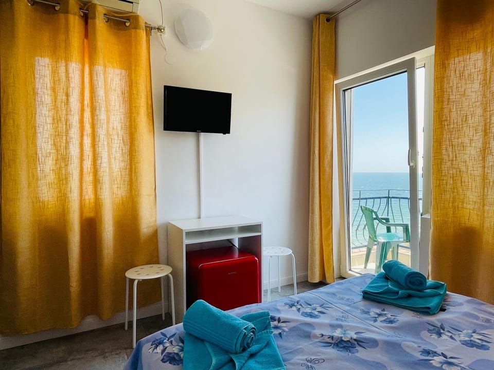 PIERRE la Tarmul MARII -primim Vouchere Vacanta Hostel in Constanța County