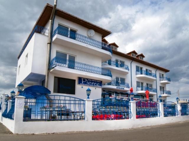 PIERRE la Tarmul MARII -primim Vouchere Vacanta Hostel in Constanța County